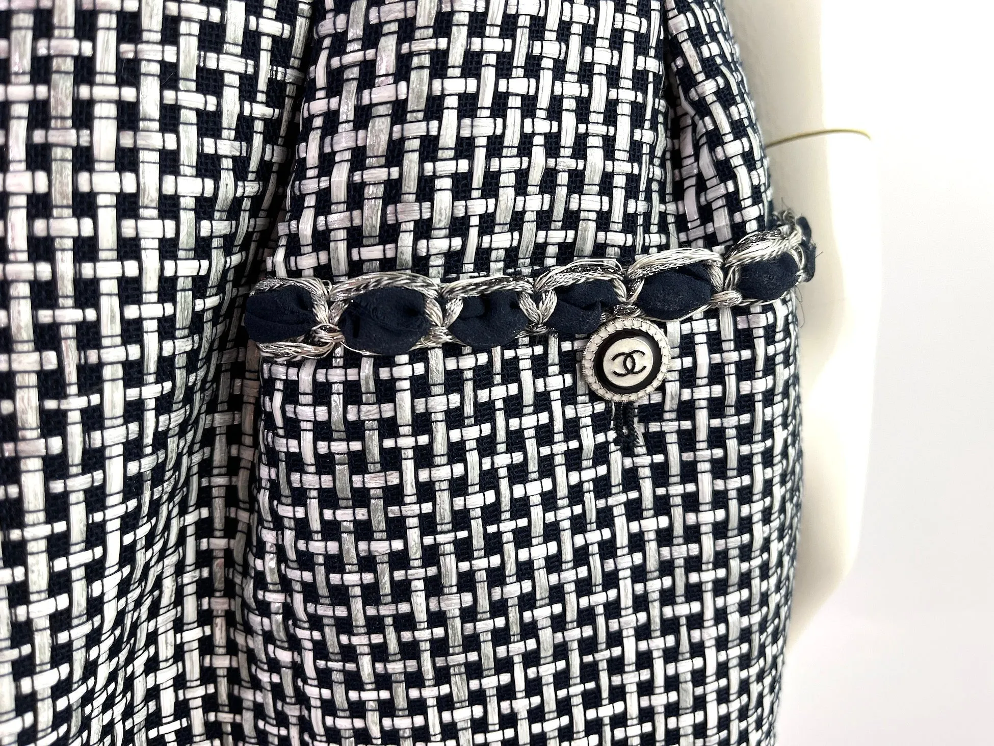 New Authentic CHANEL 16P Black White A Line Knee Length Skirt 42 6