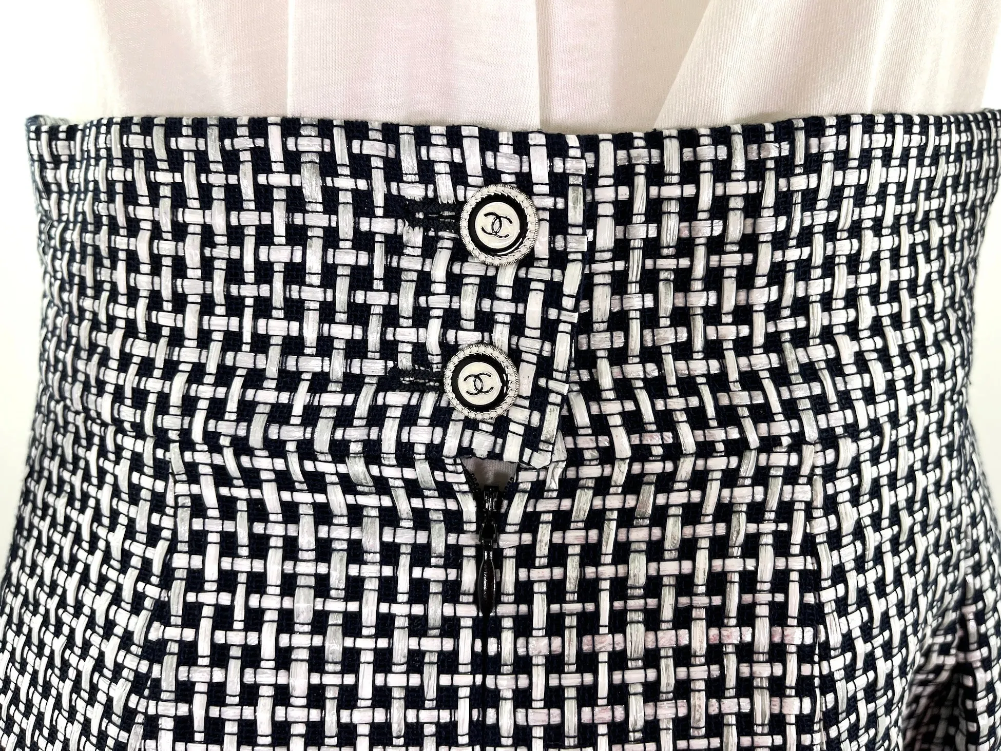 New Authentic CHANEL 16P Black White A Line Knee Length Skirt 42 6